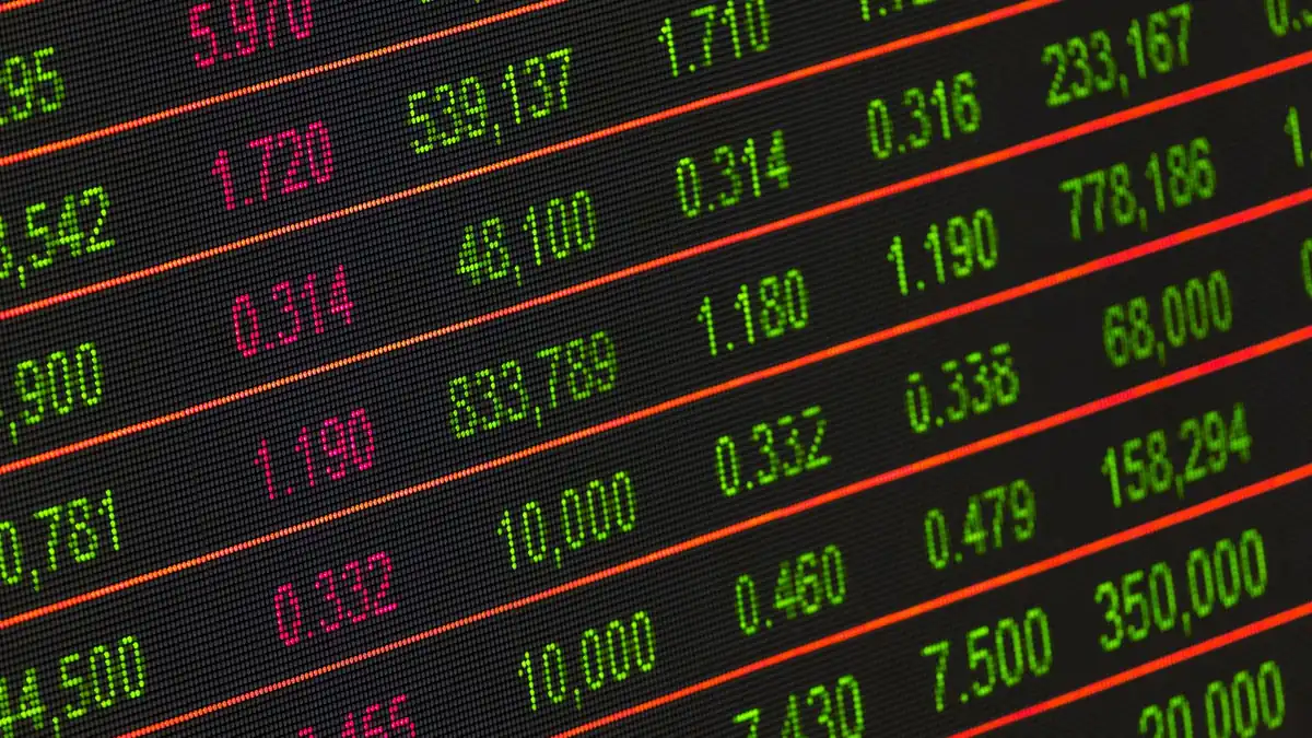 Painel eletrônico com cotações do mercado financeiro