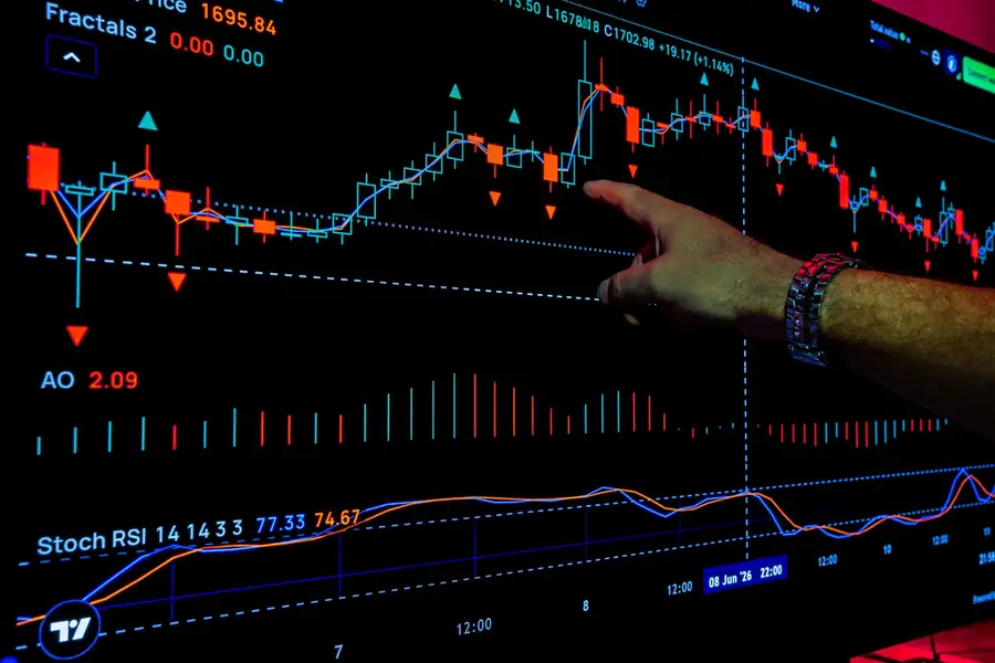 Investidor observando gráficos de bolsa em uma tela