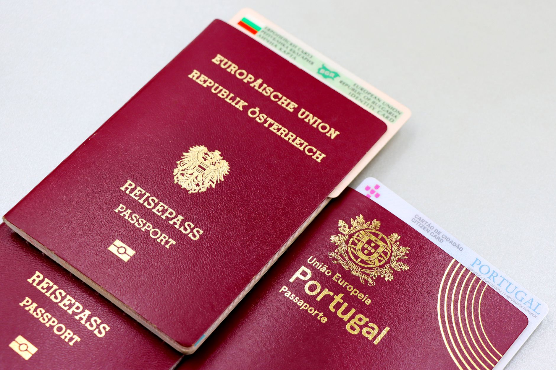 Pessoa analisando a contratação de seguro viagem ao lado de documentos e passaporte.