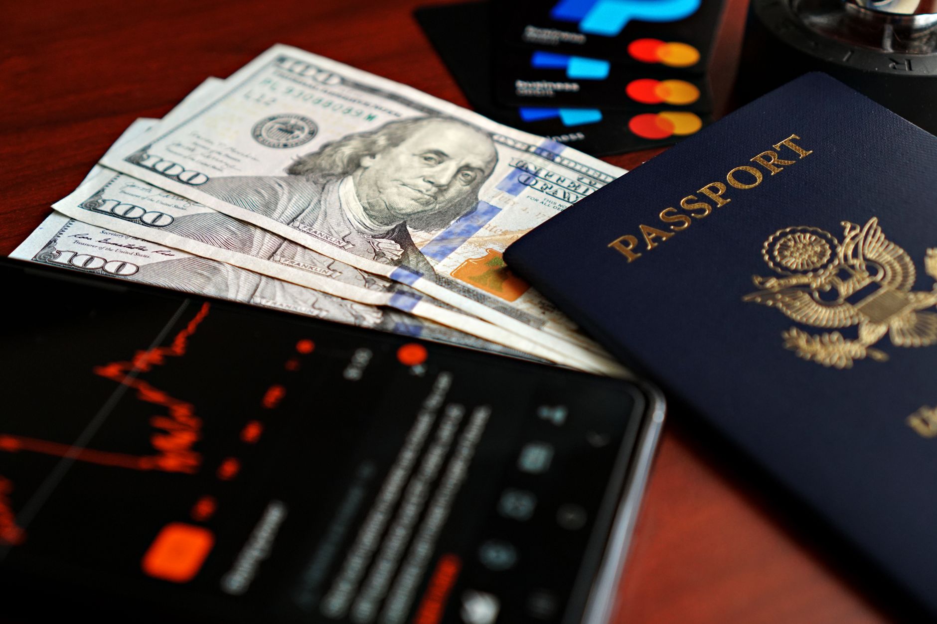 IOF no cartão de crédito internacional: como é calculado Image of financial elements including US dollars, passport, and digital representation of stock market trends.