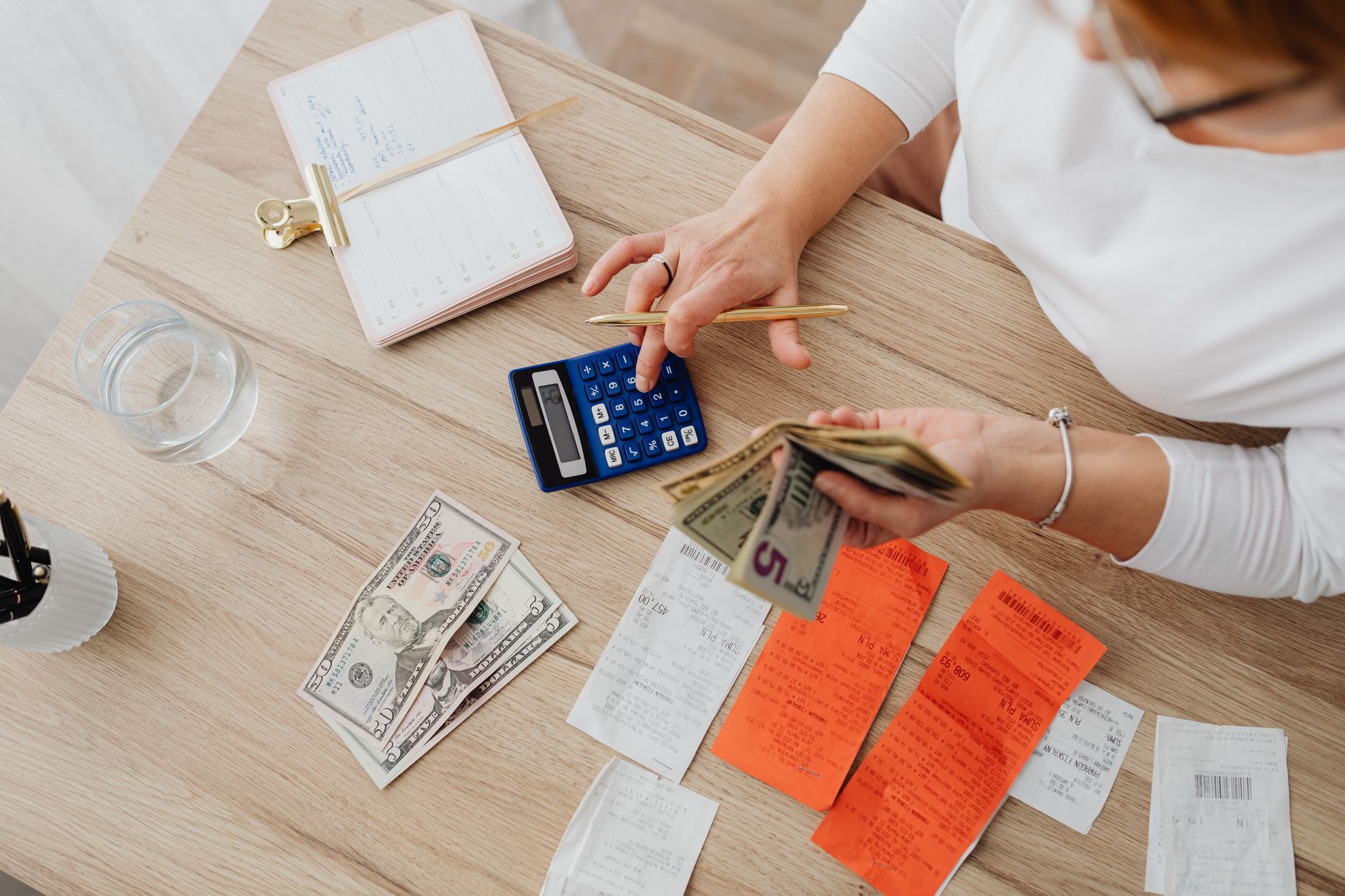 Pessoa calculando câmbio de euro em mesa de escritório