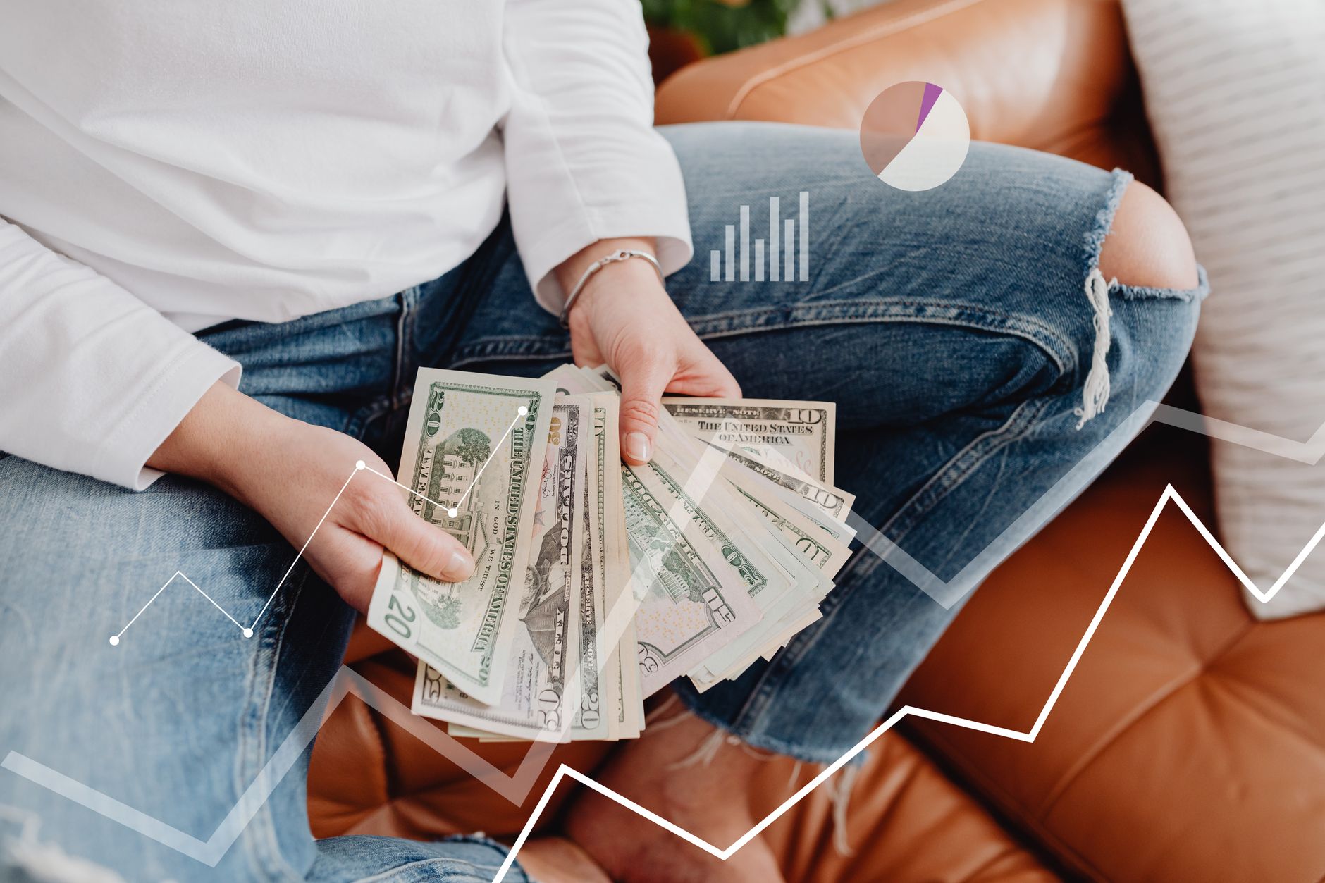 Pessoa analisando gráficos de moedas e cotações do dólar em uma mesa de trabalho