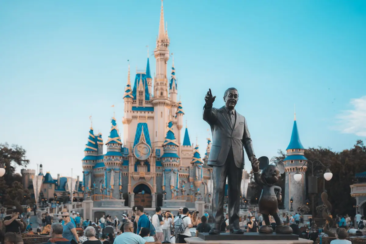 Castelo da Cinderela no parque Magic Kingdom, em Orlando, com visitantes