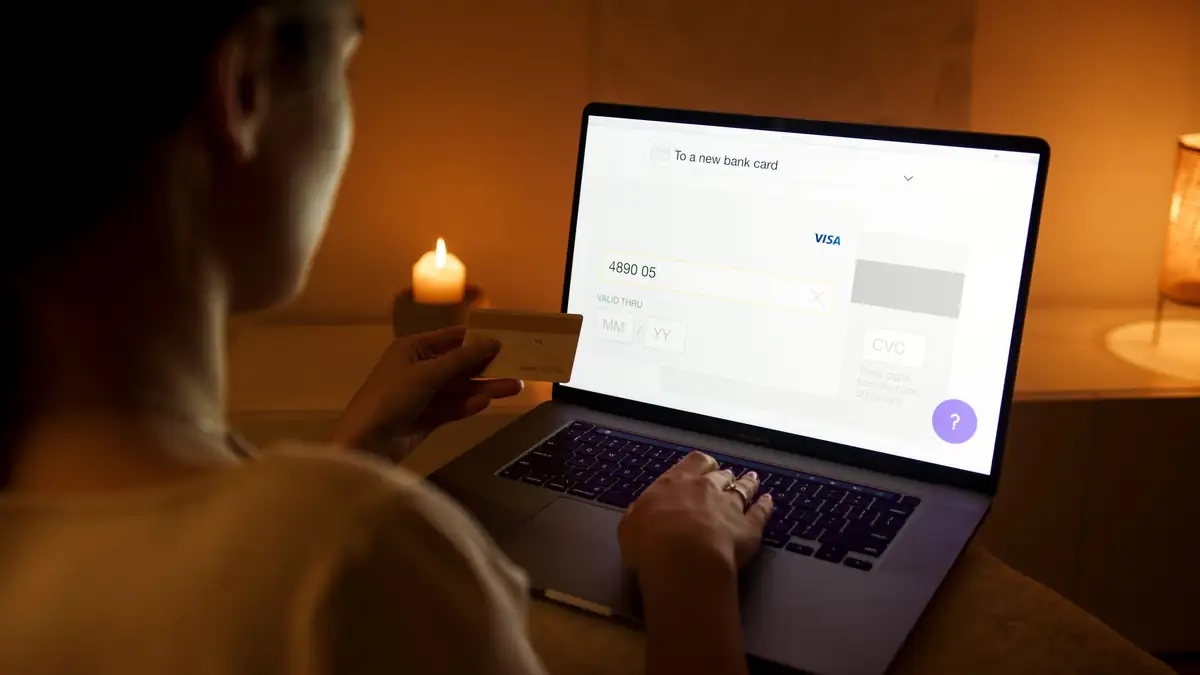 Mulher fazendo um pagamento online seguro com notebook e cartão de crédito