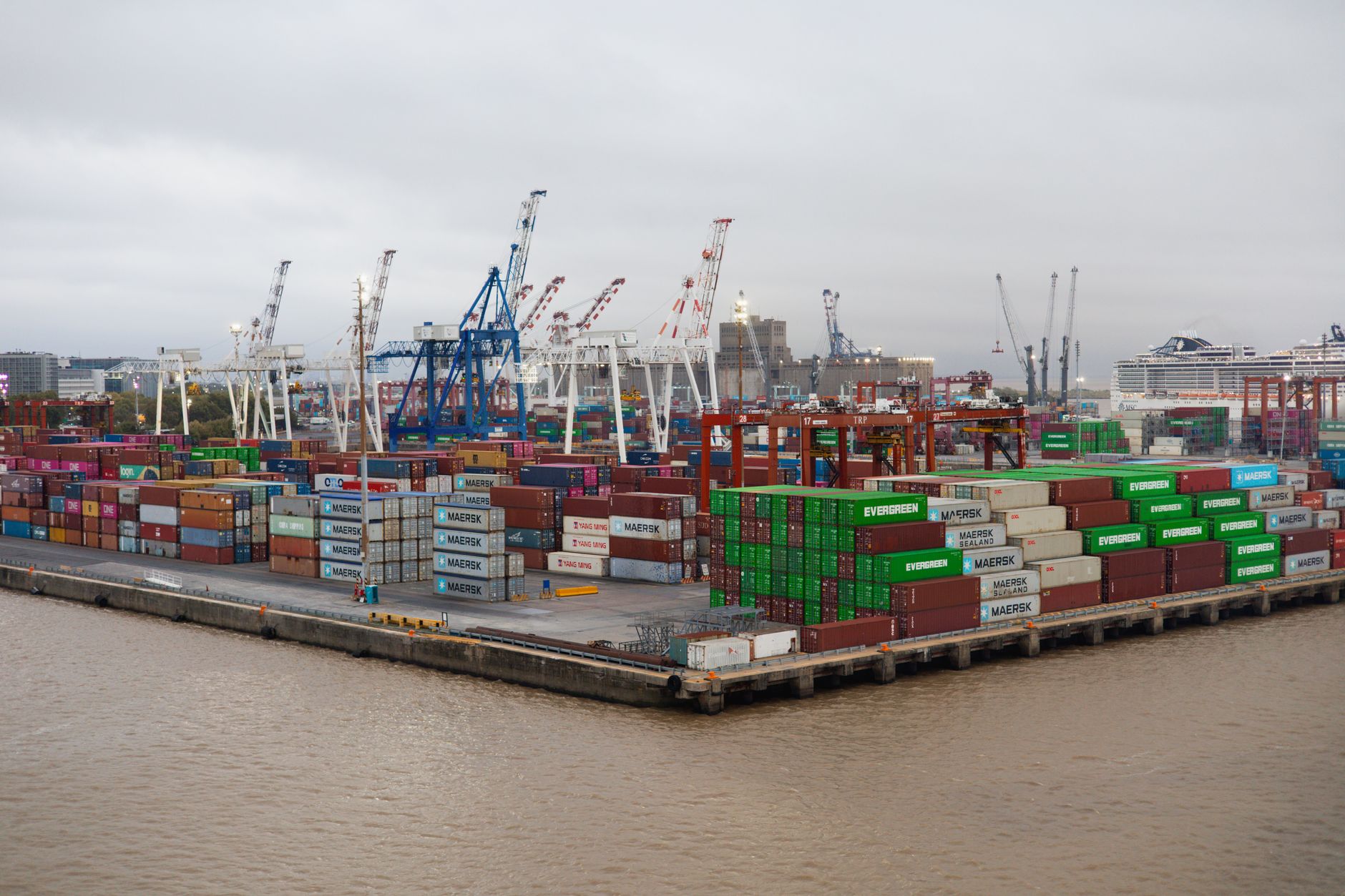 Contêineres de carga em um porto comercial pronto para exportação de commodities.
