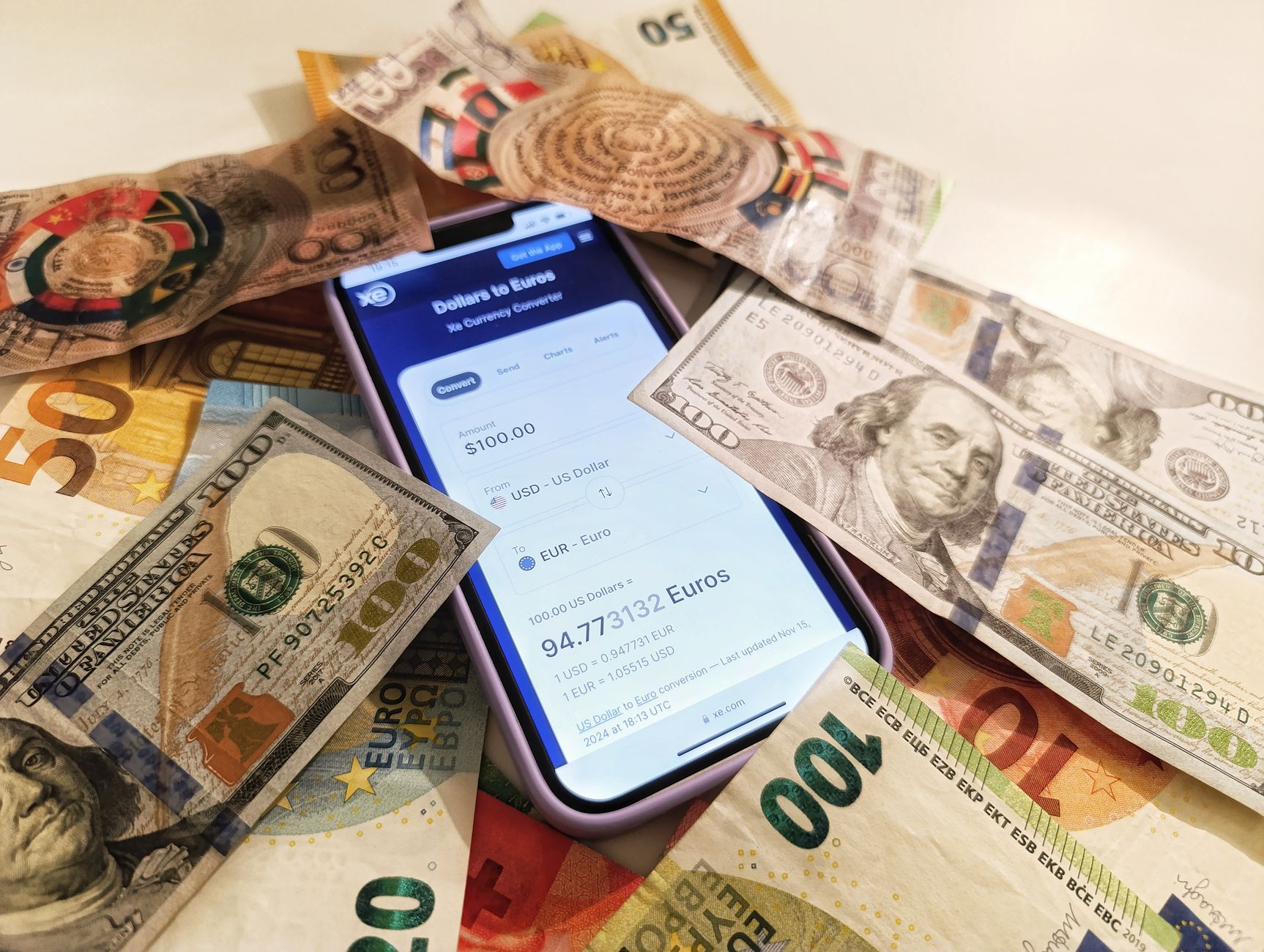 Pessoa verificando taxas de câmbio usando um laptop