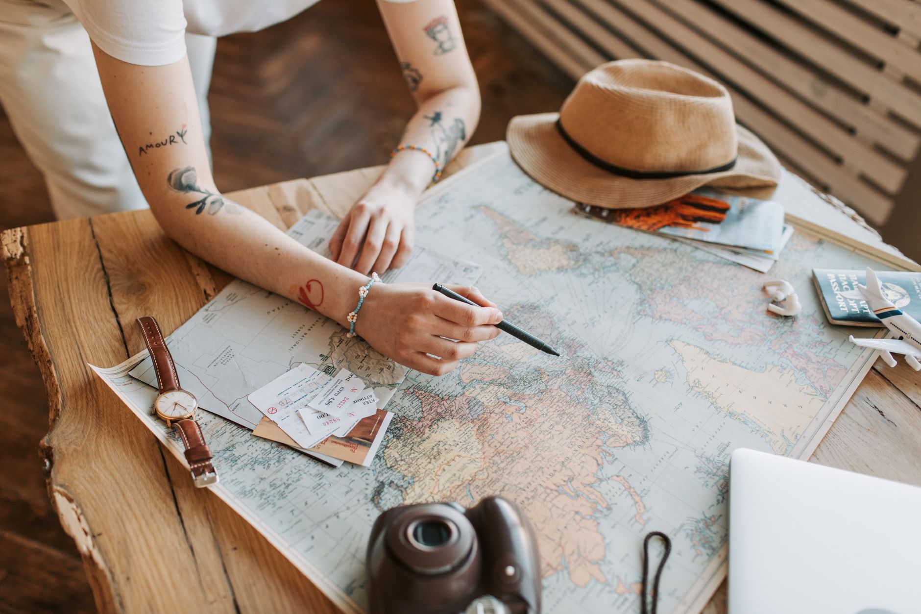 Pessoa segurando passaporte brasileiro e notas de euro sobre uma mesa de café na Europa
