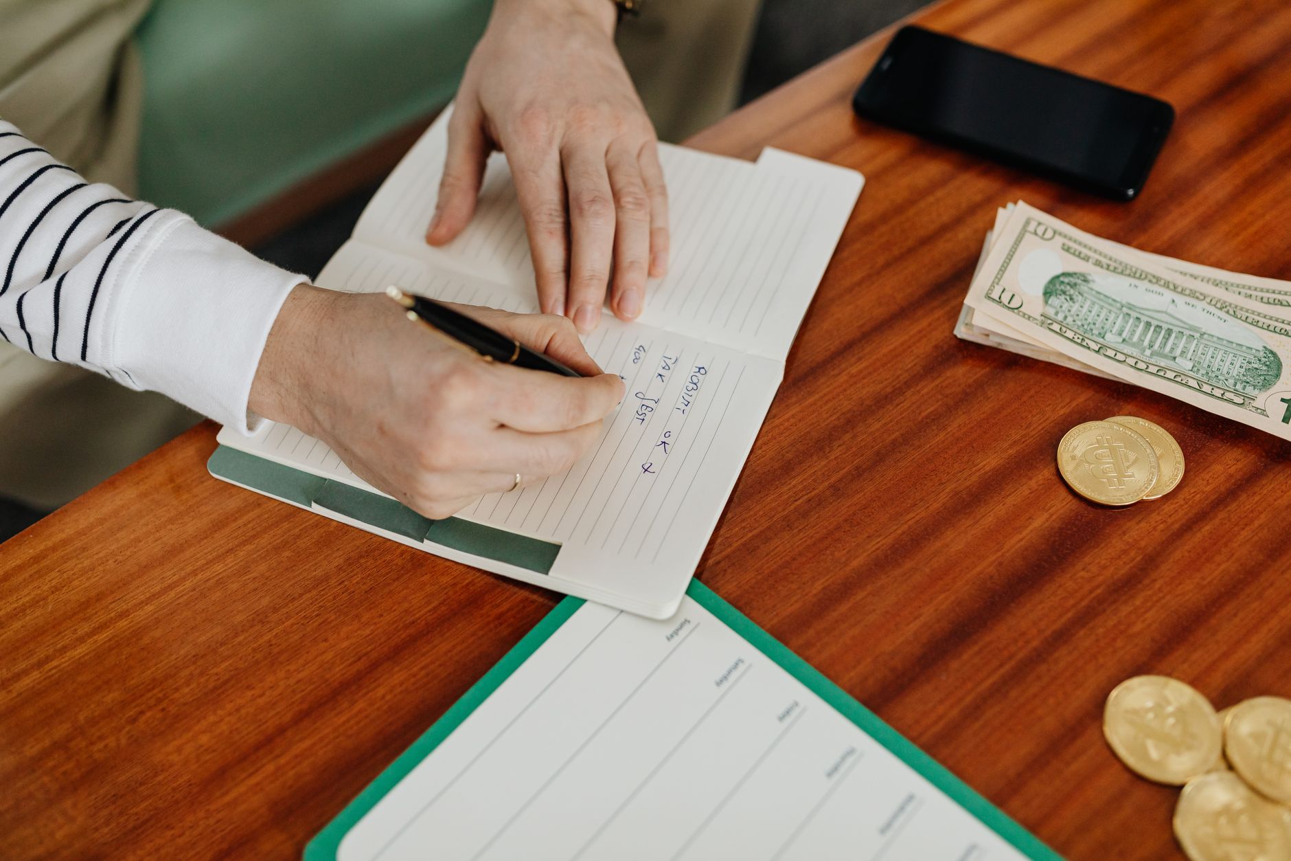 Casal planejando orçamento de viagem com notas de euro e passaportes sobre a mesa.