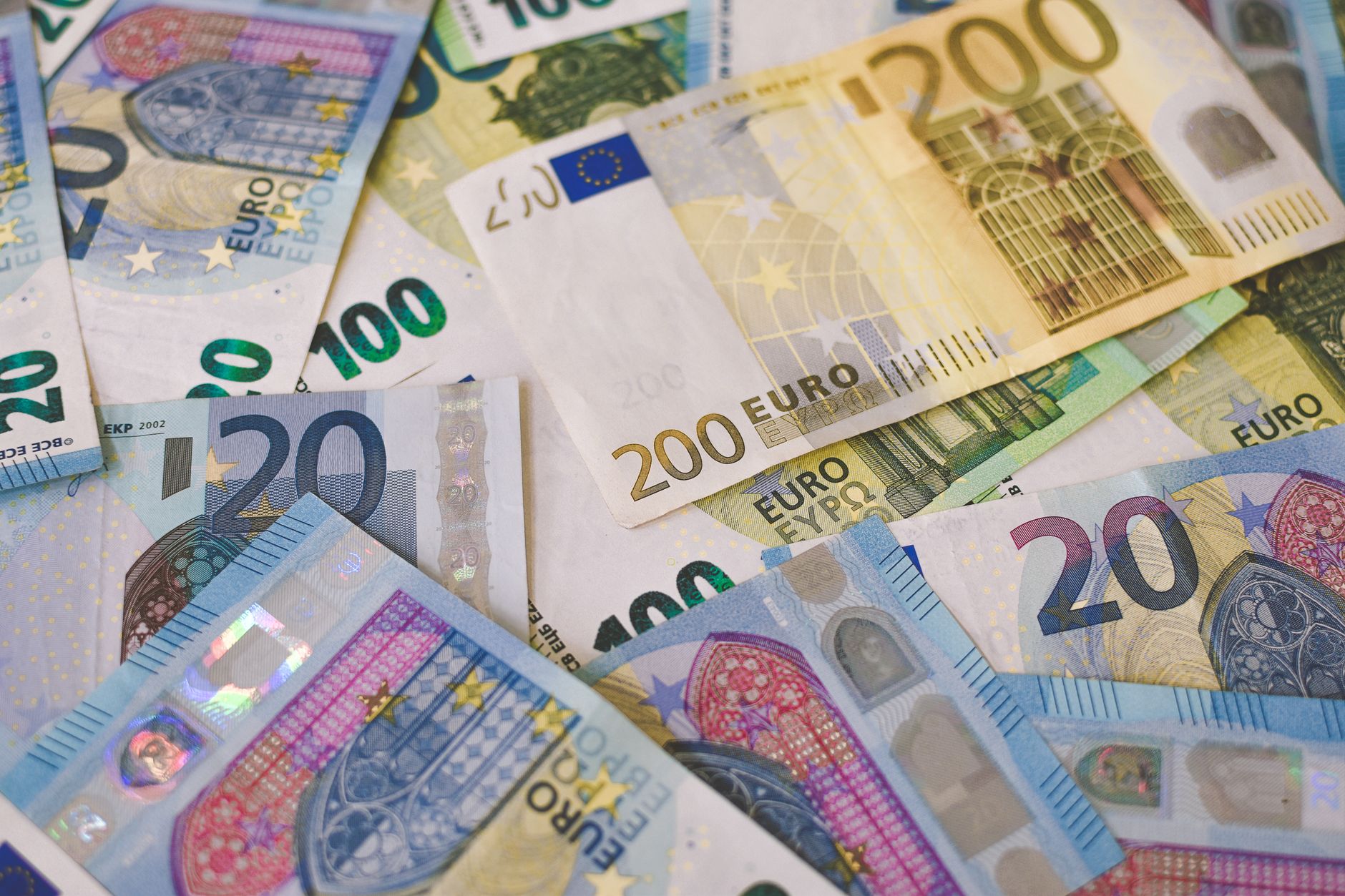 O que acontece com o euro quando o dólar cai? Image of various Euro banknotes spread out, captured in Berlin.