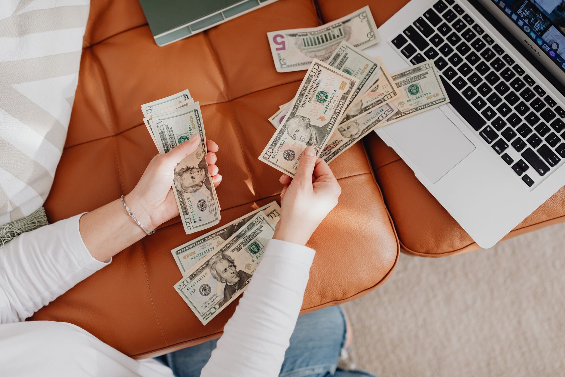 Pessoa utilizando laptop para realizar uma transferência financeira internacional em euros.