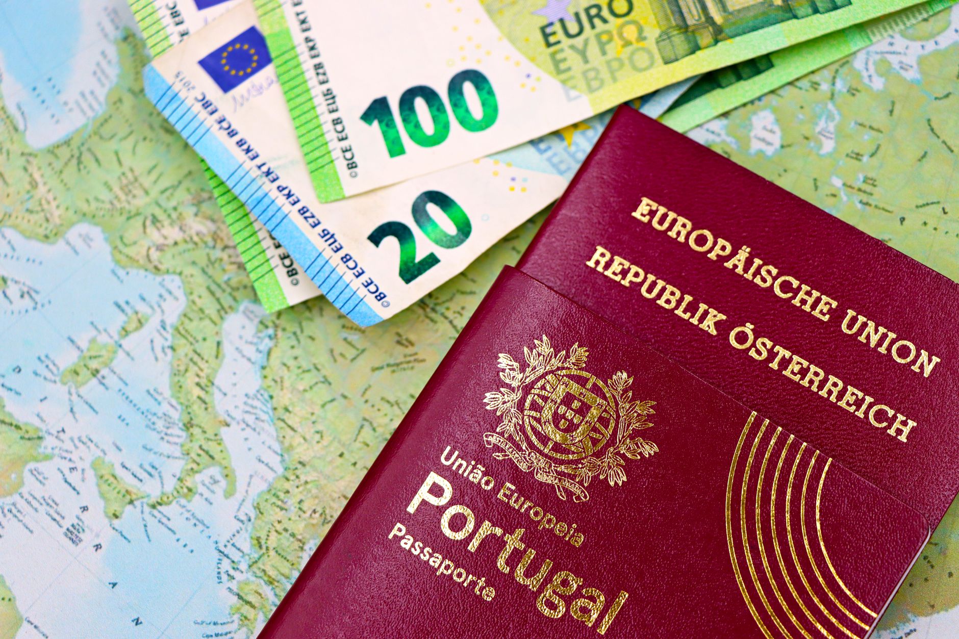 Existe renda fixa em euro? Entenda como funciona Portugal and Austria passports displayed with Euro currency notes on European map background.