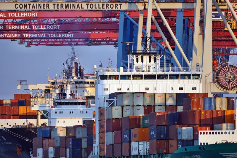 Repasse Cambial: Como o Dólar e o Euro Inflacionam Preços Container ships docked at Tollerort Terminal, Hamburg during sunset.