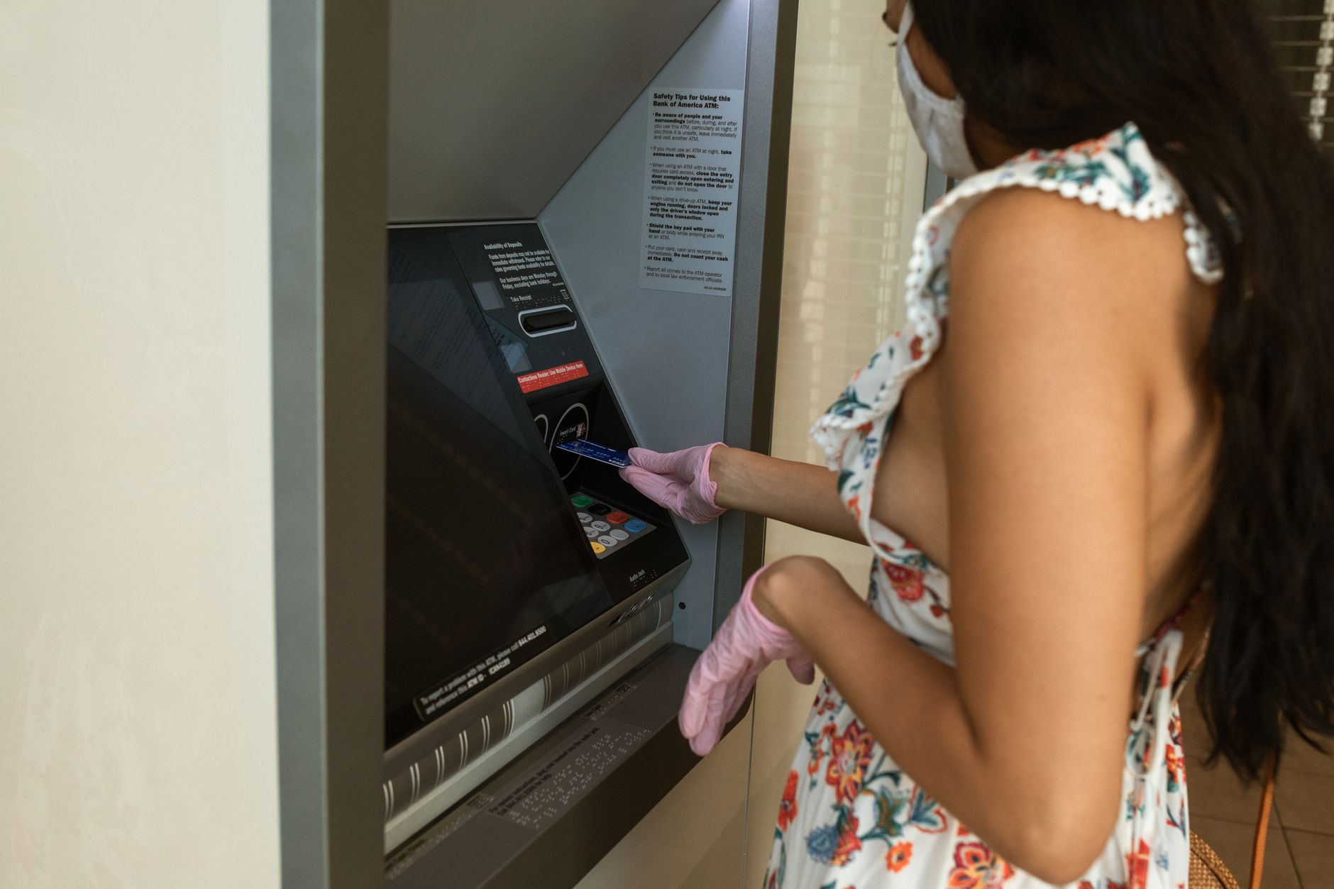 Pessoa utilizando cartão internacional para sacar notas de euro em um caixa eletrônico na Europa.
