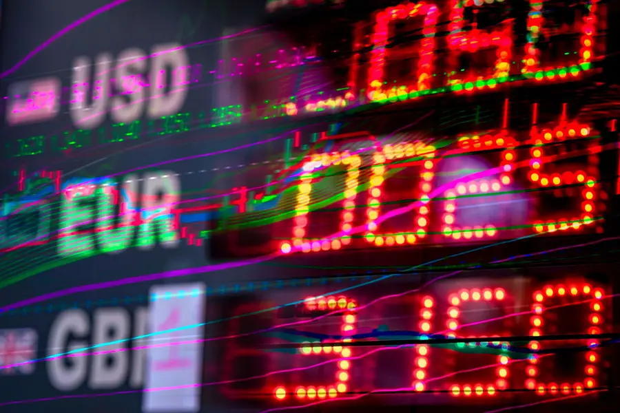 Painel de bolsa mostrando taxas de câmbio de dólar, euro e libra