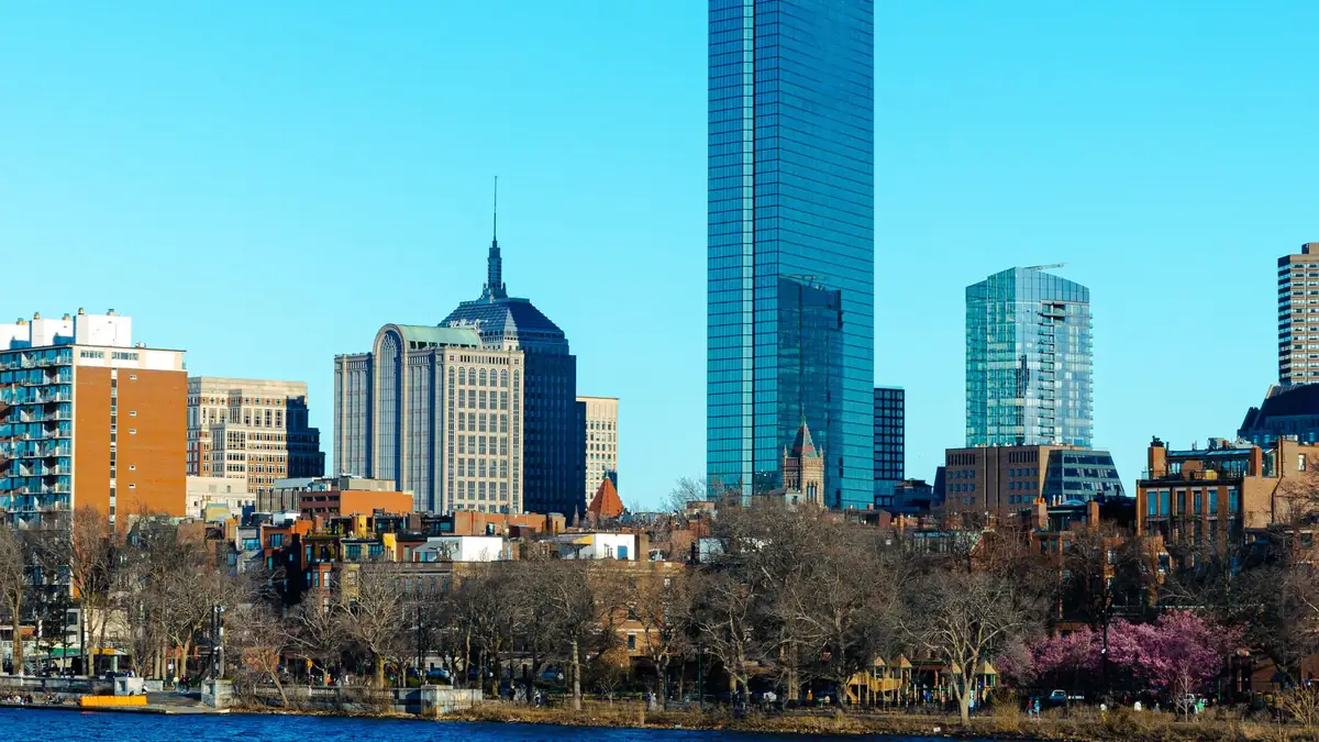 Rua histórica de Boston com prédios de tijolos e árvores