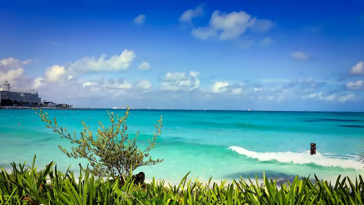 Praia de água turquesa em Cancún, no México