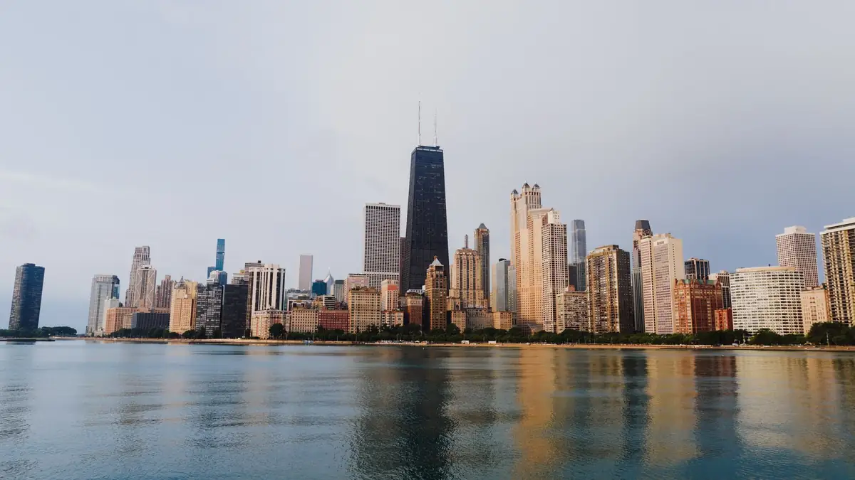 Skyline de Chicago com arranha-céus às margens do rio