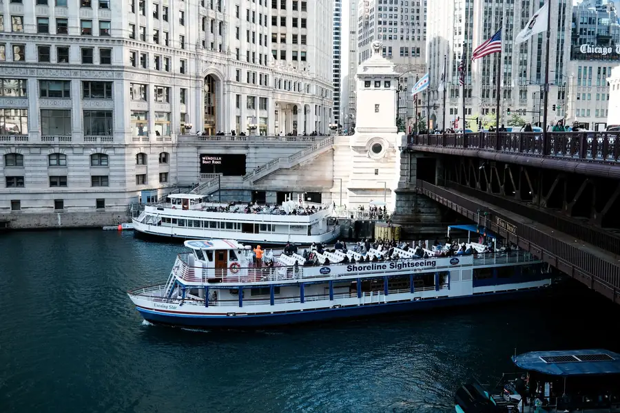 Passeio de barco pelo rio Chicago entre prédios históricos