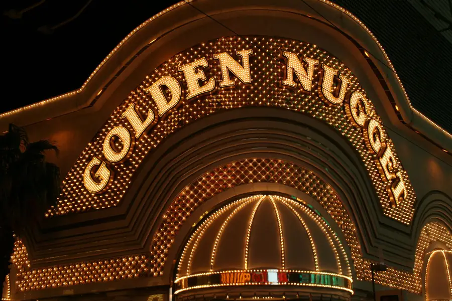 Entrada iluminada de um cassino em Las Vegas à noite