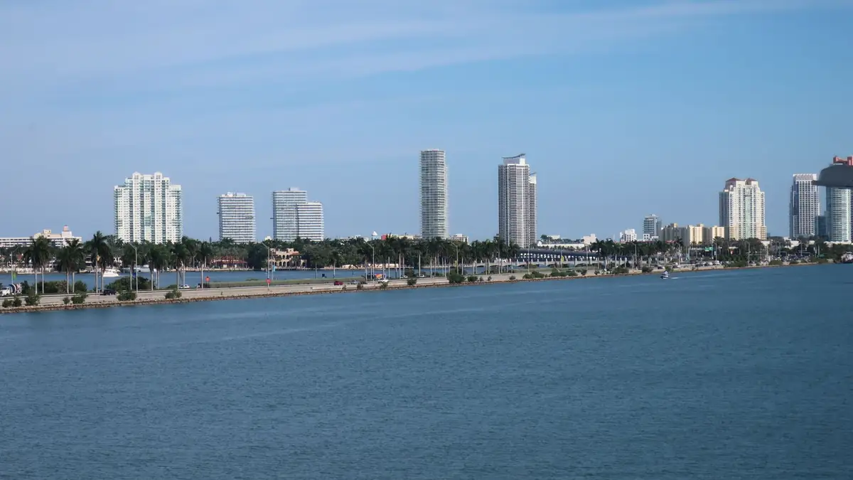 Vista do skyline de Miami Beach com arranha-céus e orla
