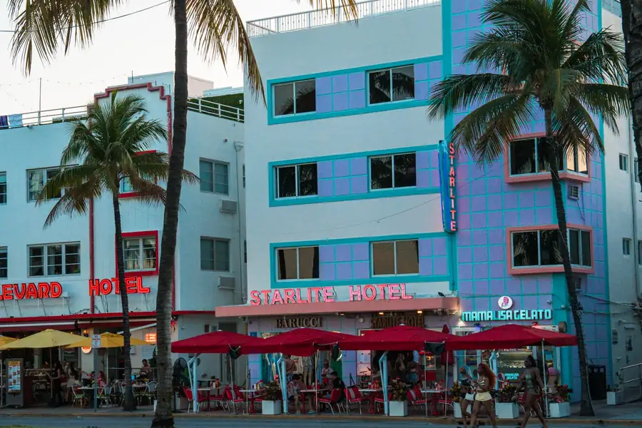 Hotéis coloridos e palmeiras na Ocean Drive, em Miami Beach, ao entardecer Hotéis coloridos e palmeiras na Ocean Drive, em Miami Beach, ao entardecer
