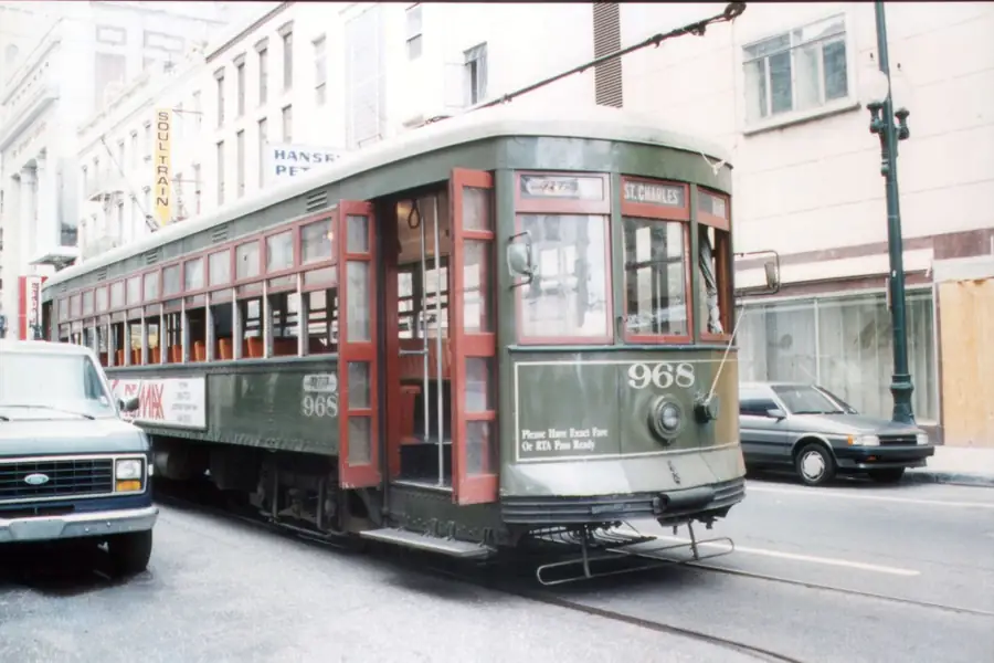 Bonde histórico circulando por uma avenida arborizada de Nova Orleans Bonde histórico circulando por uma avenida arborizada de Nova Orleans