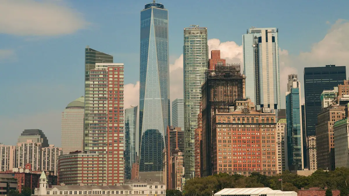 Skyline de Nova York com o One World Trade Center entre os arranha-céus