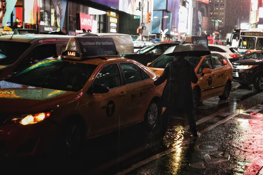 Táxis amarelos na Times Square em uma noite chuvosa Táxis amarelos na Times Square em uma noite chuvosa
