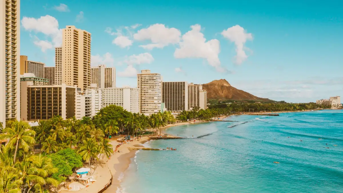 Praia de Waikiki com a montanha Diamond Head ao fundo
