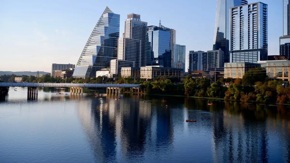 Skyline de Austin, no Texas, ao entardecer com o lago em primeiro plano