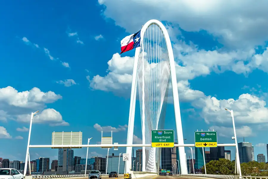 Estrada reta atravessando paisagem aberta do Texas
