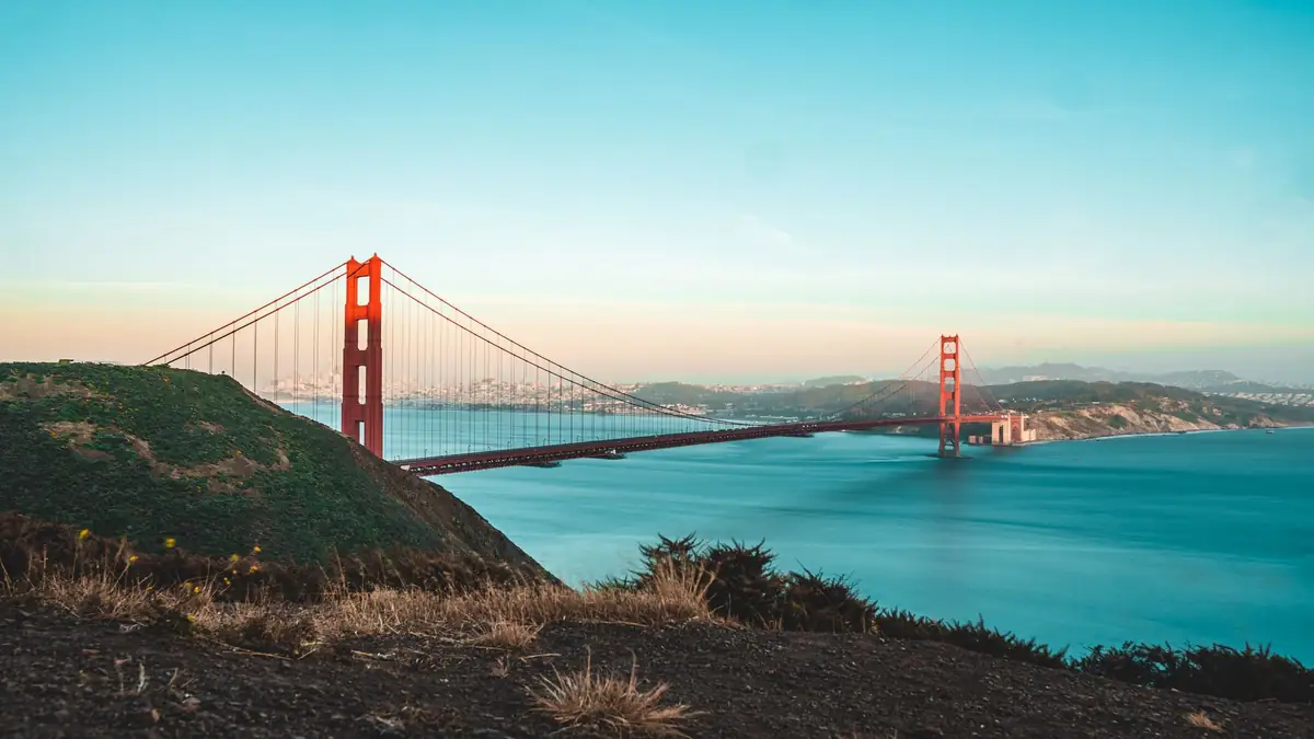 Ponte Golden Gate ao pôr do sol com o oceano ao fundo