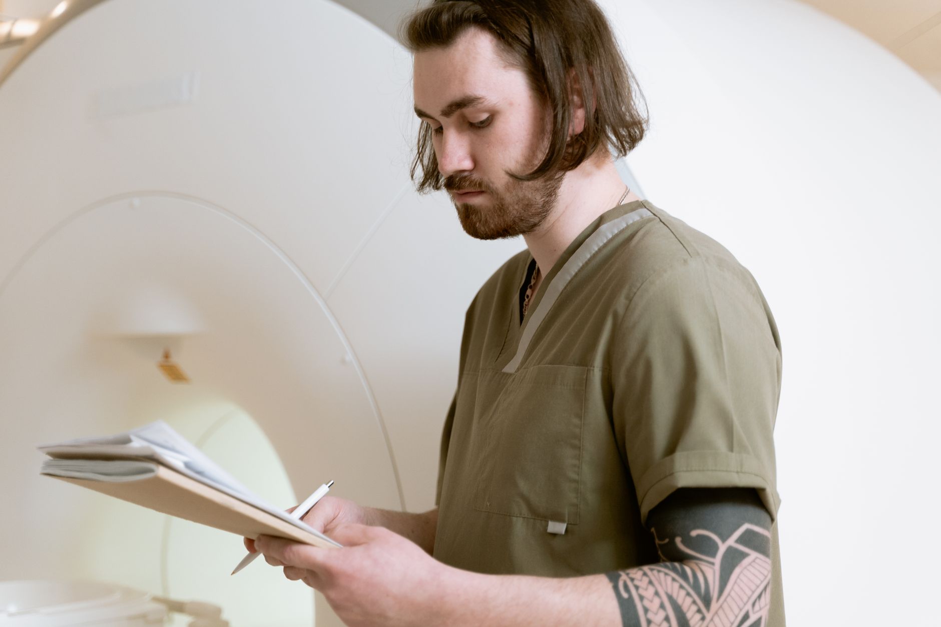 O que é nota fiscal eletrônica e como ela funciona A focused radiologist reviews MRI scan results in a medical facility.