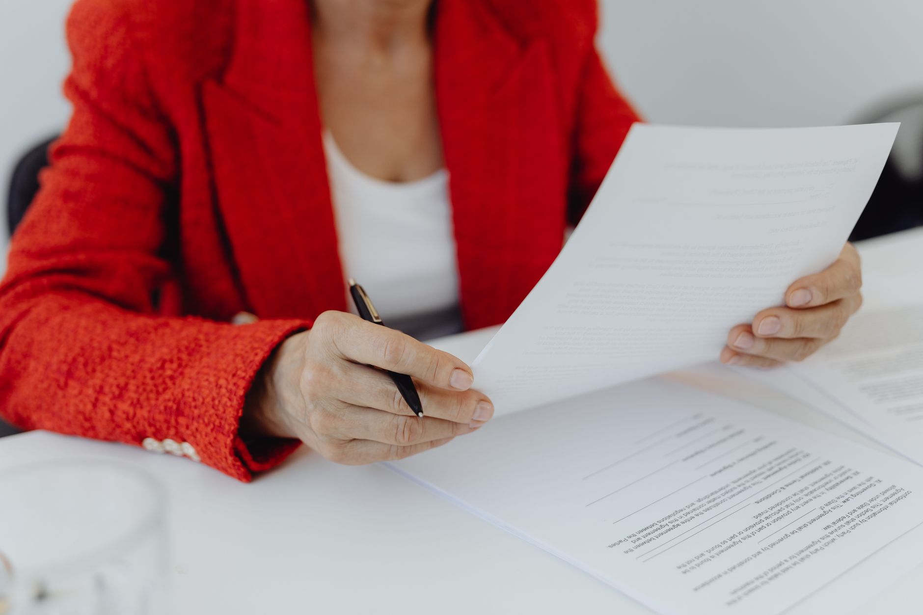 Pessoa analisando contrato de empréstimo e extrato bancário à mesa de casa