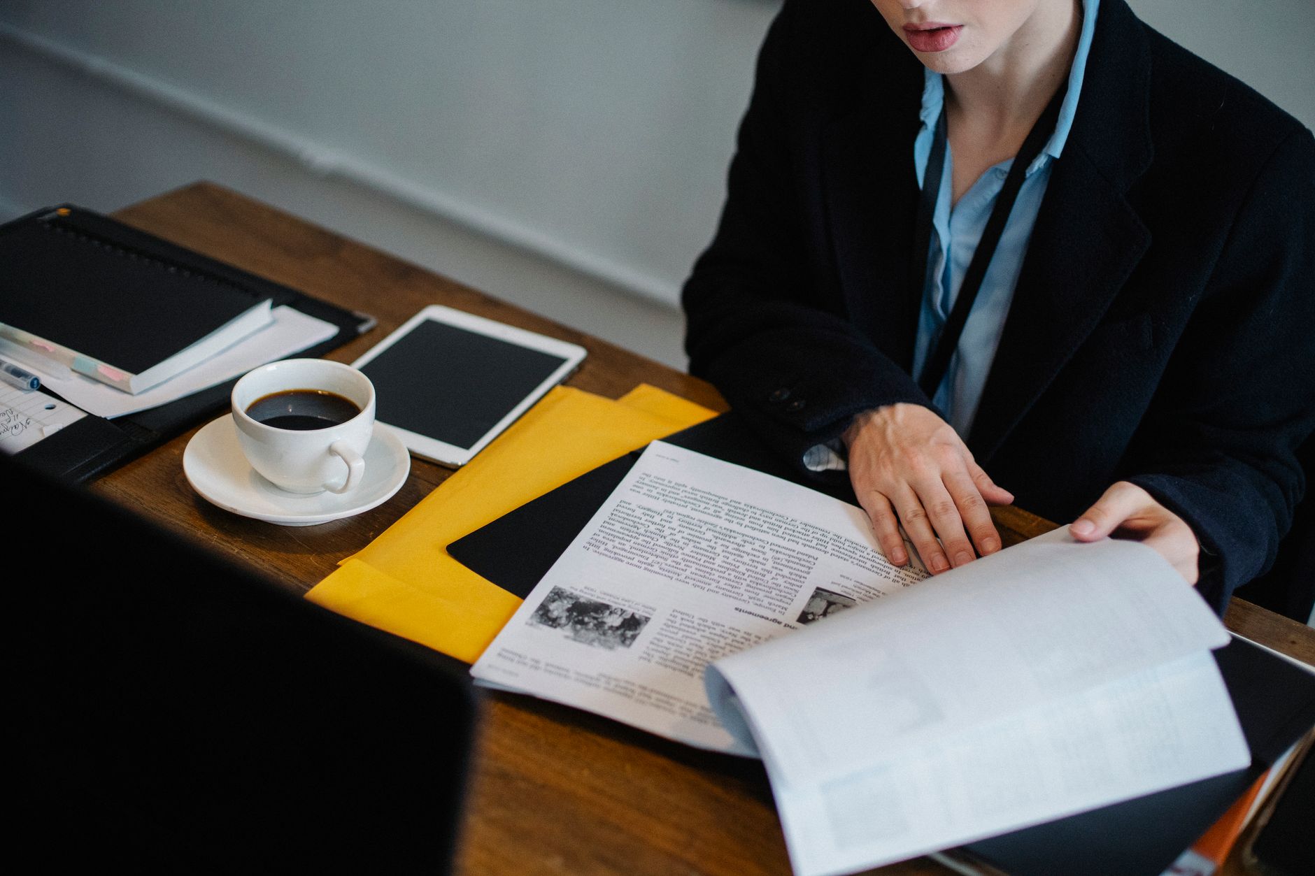 Servidor público analisando documentos financeiros sobre uma mesa de escritório.