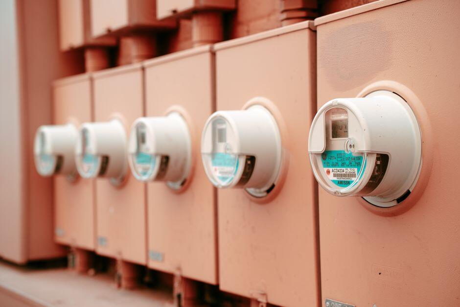Fileira de medidores de energia elétrica instalados em parede externa