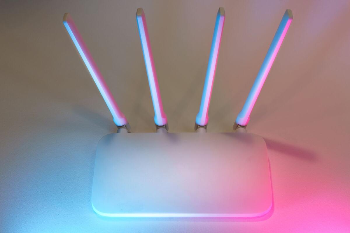 Roteador de internet sem fio com antenas sobre fundo claro