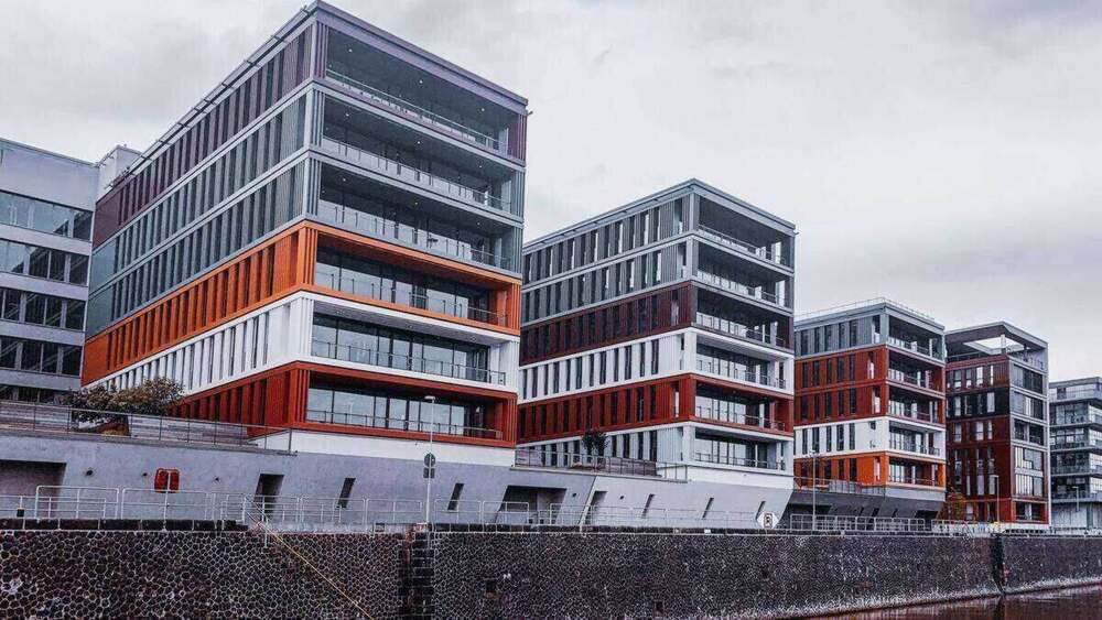 Prédios residenciais modernos à beira d'água em uma cidade