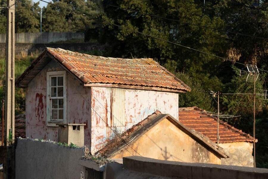 Casa antiga com telhado de telhas, representando o patrimônio deixado