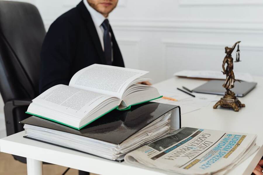 Advogado com livros jurídicos sobre a mesa