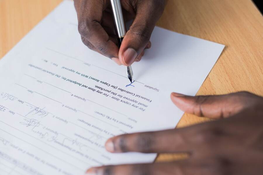 Pessoa lendo e assinando um contrato de empréstimo