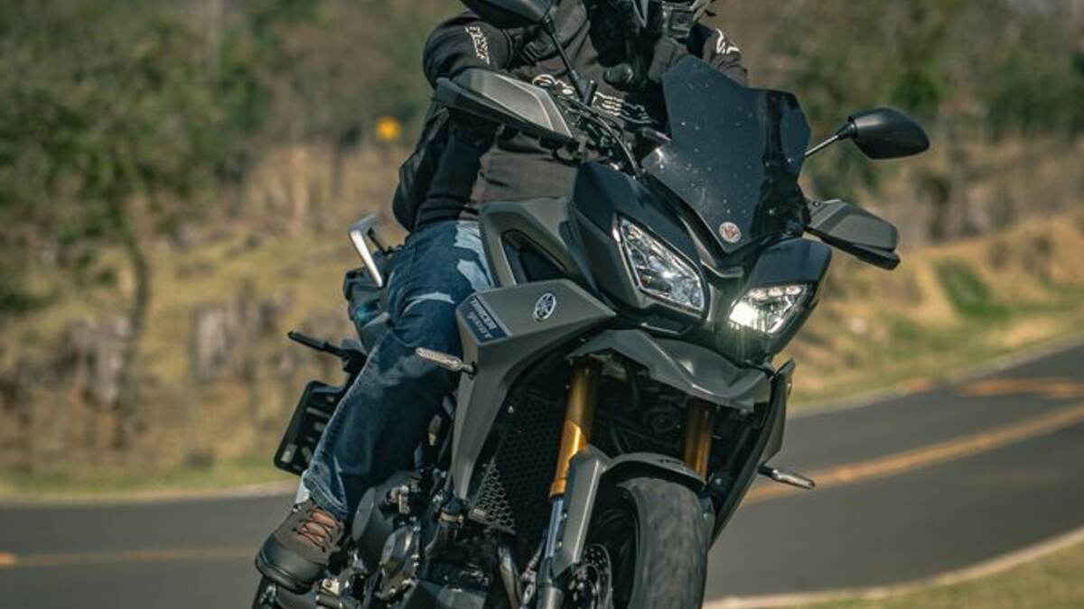 Motociclista em uma moto na estrada