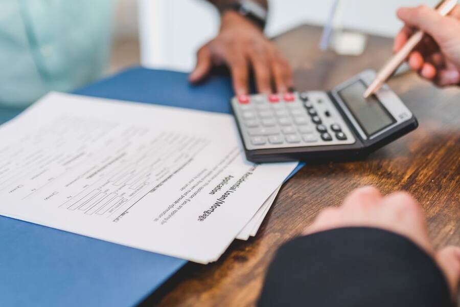 Calculadora e documentos para conferir o custo do empréstimo