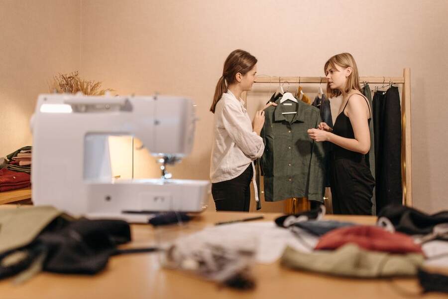 Costureiras em um pequeno ateliê de roupas