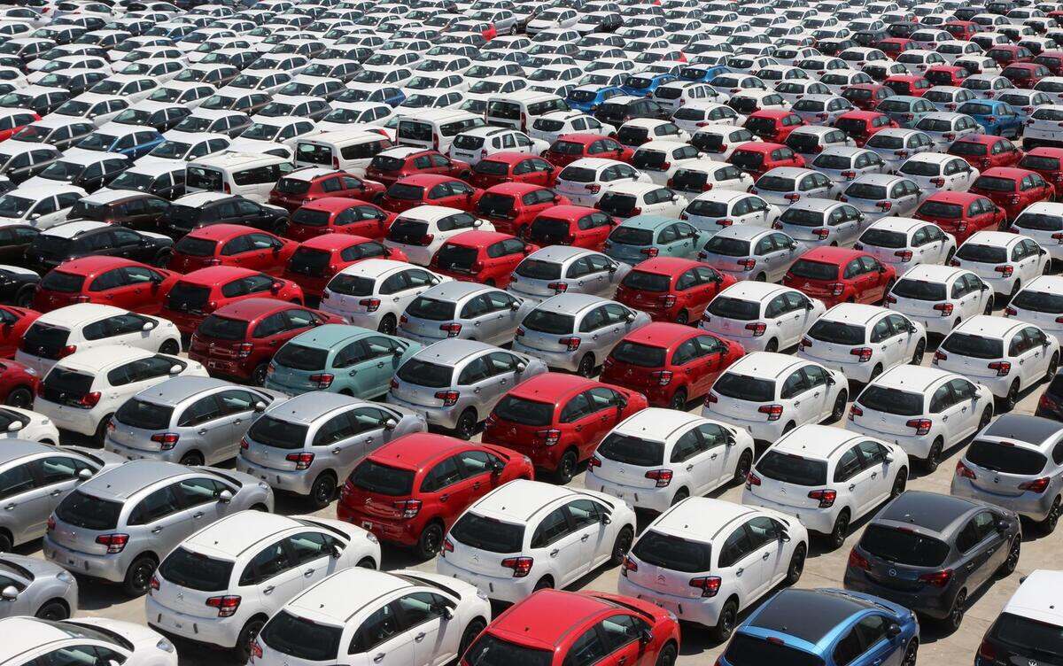 Consórcio como alternativa e golpes para evitar Pátio com muitos carros estacionados vistos de cima