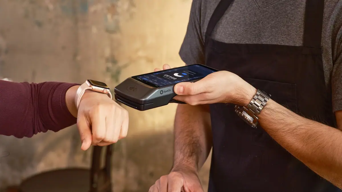 Usuário de smartwatch pagando por aproximação em um café
