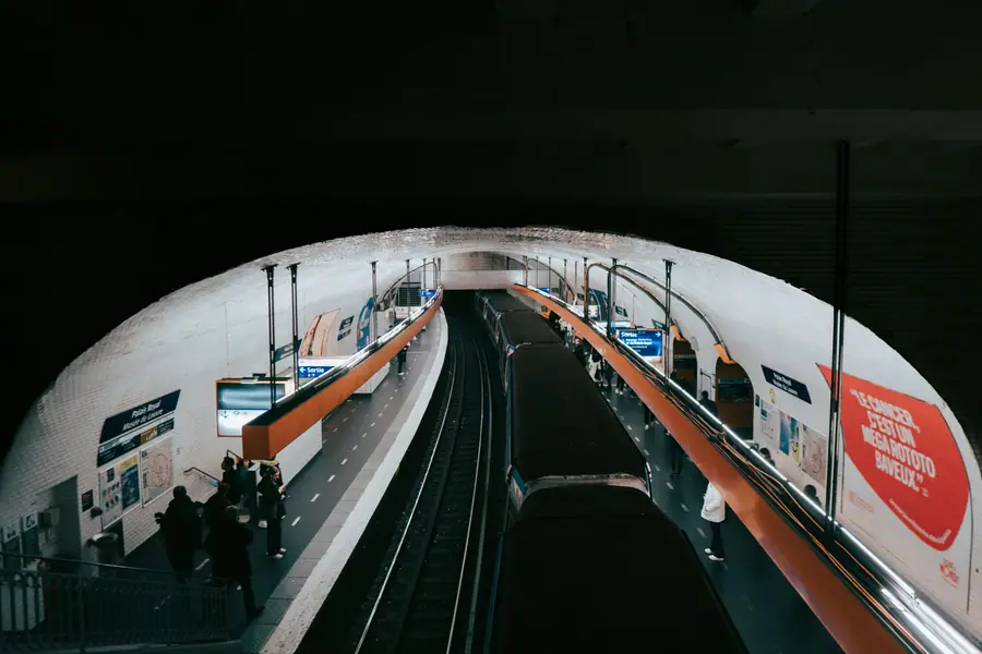 Passageiros esperando o trem em uma estação de metrô movimentada em Paris
