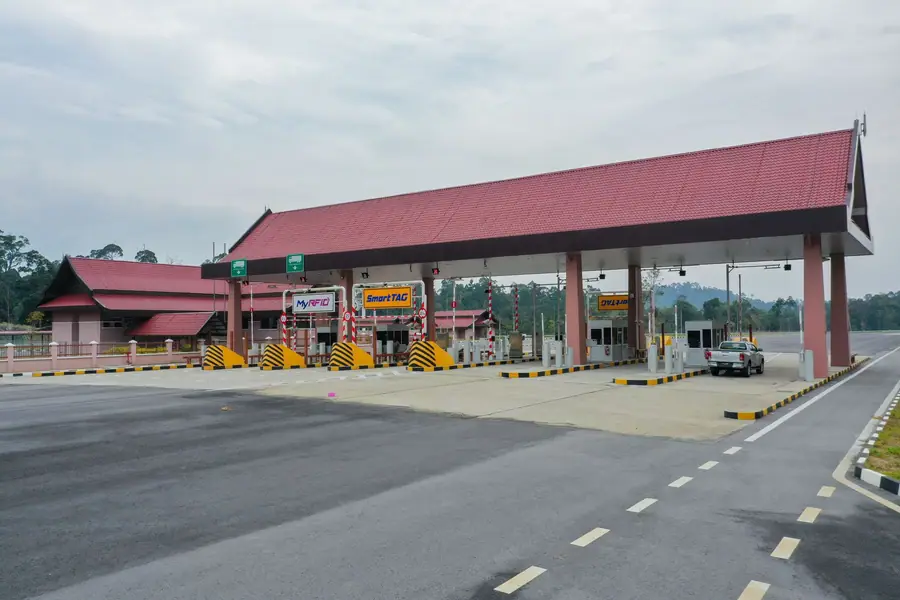 Praça de pedágio vazia com pistas de pagamento eletrônico em uma rodovia