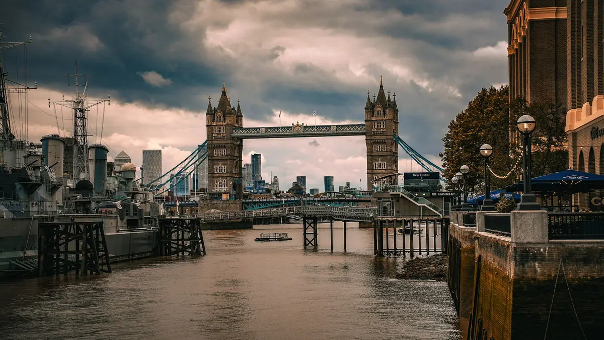 Tower Bridge sobre o rio Tâmisa, em Londres
