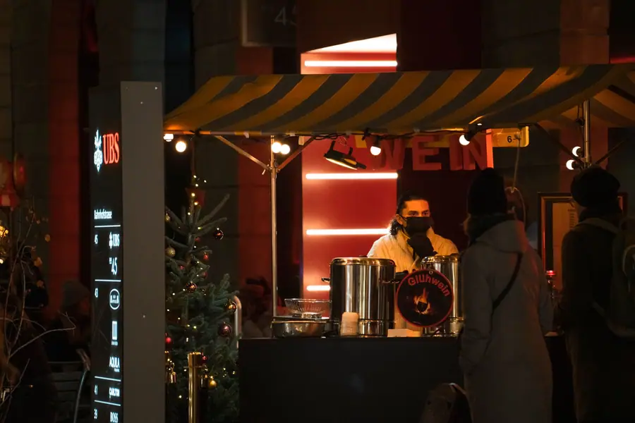 Barraca de vinho quente em mercado de Natal à noite Barraca de vinho quente em mercado de Natal à noite